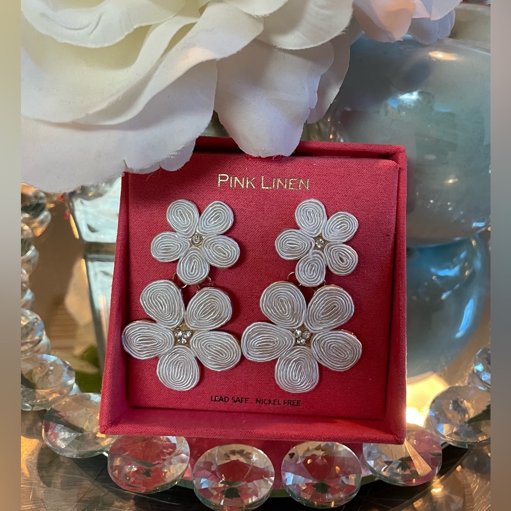 Beautiful white flowers earrings